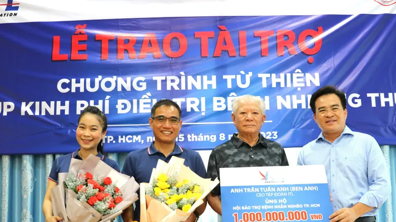 Ông Trần Thành Long, Chủ Tịch Hội Bảo trợ bệnh nhân nghèo TPHCM tiếp nhận 1 tỷ đồng hỗ trợ chương trình "Hỗ trợ bệnh nhi ung thư"