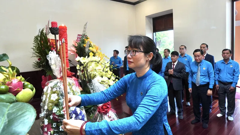 Chủ tịch LĐLĐ TPHCM Trần Thị Diệu Thúy cùng đoàn dâng hương tưởng niệm Chủ tịch Hồ Chí Minh tại Bảo tàng Hồ Chí Minh – Chi nhánh TPHCM. Ảnh: HOÀNG HÙNG