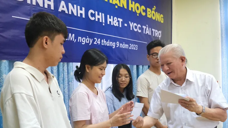 Chủ tịch Hội Bảo trợ Bệnh nhân nghèo TPHCM Trần Thành Long trao học bổng đến tân sinh viên khó khăn