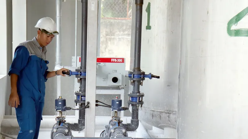 Công nhân Nhà máy nước Thủ Đức thực hiện công tác theo dõi, bảo trì máy móc thiết bị tại Nhà máy nước Thủ Đức
