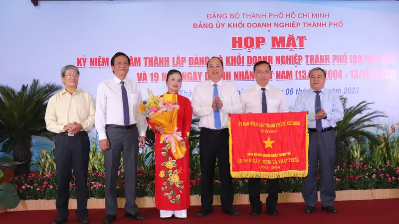 Phó Bí thư Thành ủy TPHCM Nguyễn Hồ Hải trao cờ truyền thống của UBND TPHCM đến Đảng ủy Khối Doanh nghiệp TPHCM