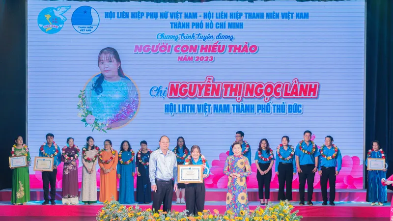 Phó Bí thư Thành ủy TPHCM Nguyễn Hồ Hải tuyên dương gương người con hiếu thảo năm 2023. Ảnh: CLB Nhiếp ảnh trẻ TPHCM