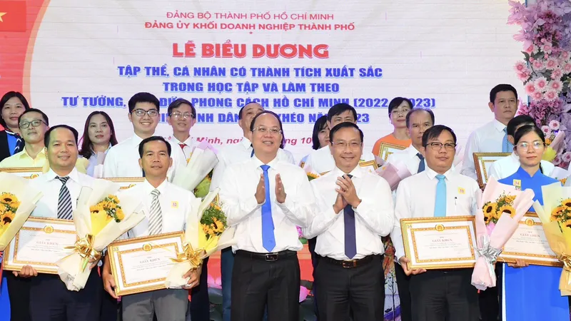 Phó Bí thư Thành ủy TPHCM Nguyễn Hồ Hải biểu dương các tập thể, cá nhân. Ảnh: VIỆT DŨNG