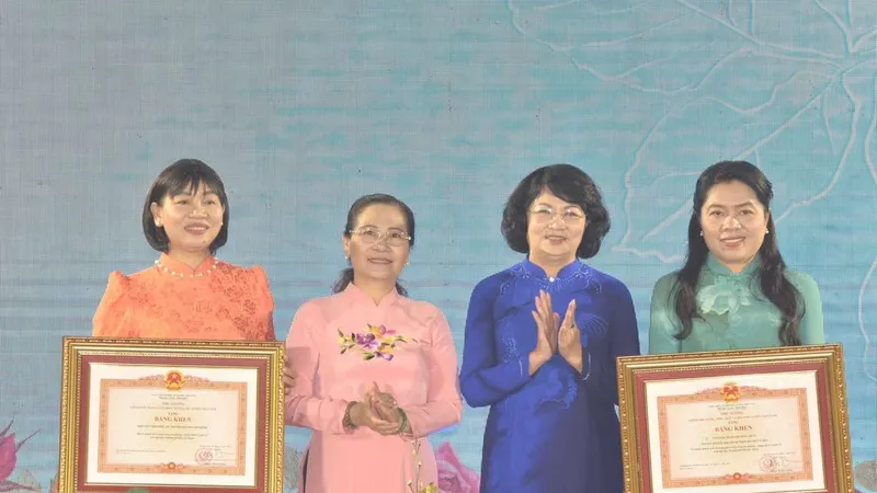 Nguyên Phó Chủ tịch nước Đặng Thị Ngọc Thịnh và Chủ tịch HĐND TPHCM Nguyễn Thị Lệ trao Bằng khen của Thủ tướng Chính phủ đến các tập thể, cá nhân. Ảnh: CAO THĂNG