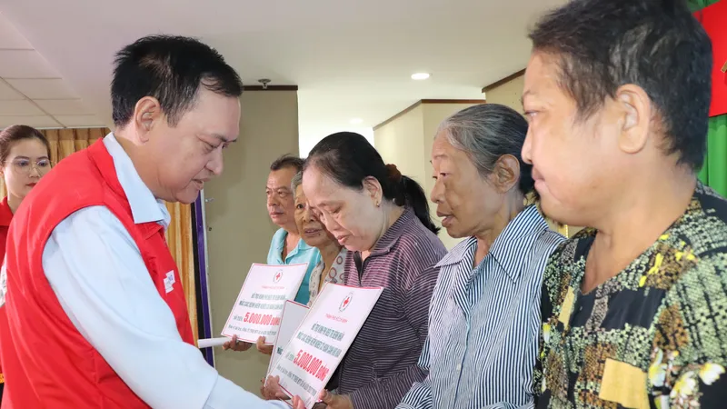 Chủ tịch Hội Chữ thập đỏ TPHCM Trần Trường Sơn trao hỗ trợ và động viên người mắc bệnh hiểm nghèo