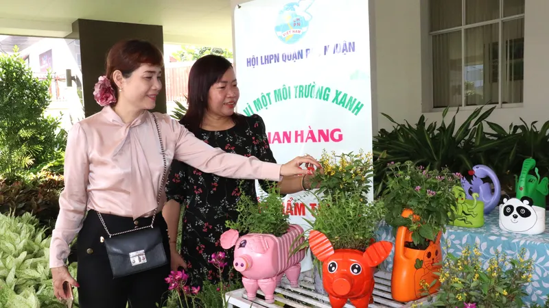 Người dân tham quan một trong những công trình tiêu biểu của hội thi xây dựng “Góc phố xanh – Không gian xanh”