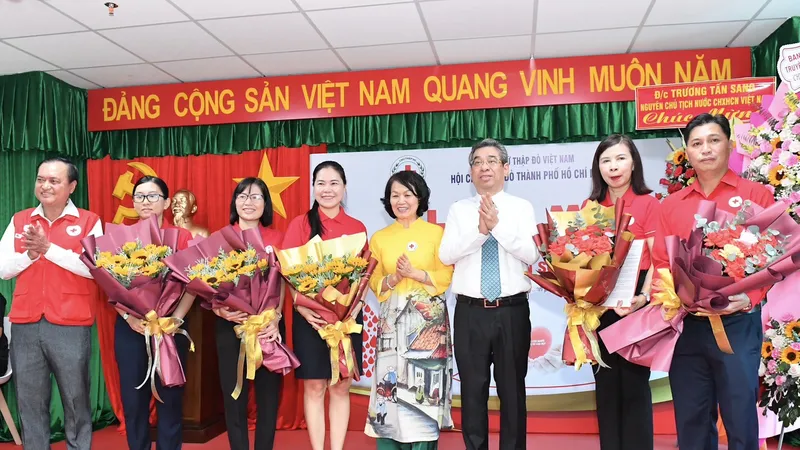 Đồng chí Bùi Thị Hòa và đồng chí Nguyễn Phước Lộc tặng hoa chúc mừng ra mắt điểm hiến máu cố định tại số 466 Nguyễn Thị Minh Khai (quận 3). Ảnh: VIỆT DŨNG