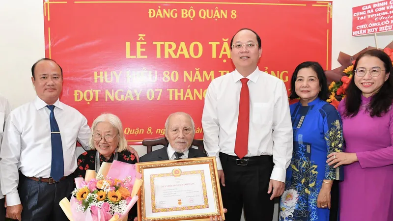 Phó Bí thư Thành ủy TPHCM Nguyễn Hồ Hải chúc mừng và trao Huy hiệu 80 năm tuổi Đảng cho đồng chí Nguyễn Duy Thi. Ảnh: VIỆT DŨNG