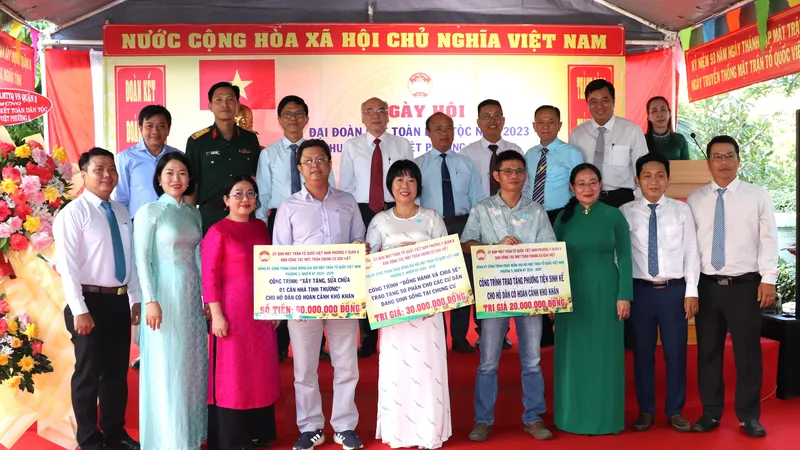 Ban công tác Mặt trận cụm chung cư Giai Việt đăng ký công trình chăm lo người dân khó khăn tại ngày hội