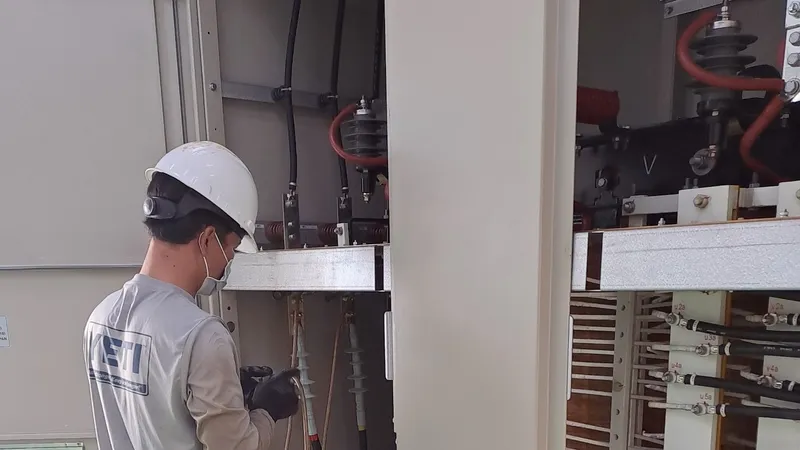 Công nhân Nhà máy nước BOO Thủ Đức kiểm tra hệ thống tủ điện trung thế và hạ thế 