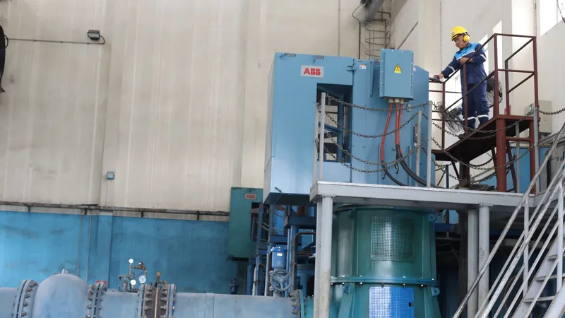 Công nhân làm việc tại Nhà máy nước Tân Hiệp