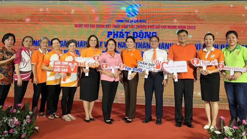 Chủ tịch Ủy ban MTTQ Việt Nam TPHCM Trần Kim Yến cùng các đại biểu tham gia lễ phát động