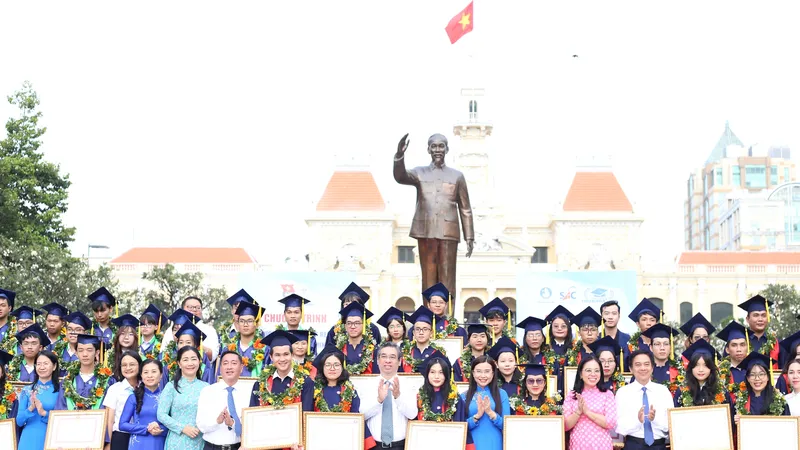 Chủ tịch Hội đồng Đội Trung ương Nguyễn Phạm Duy Trang và Phó Bí thư Thành ủy TPHCM Nguyễn Phước Lộc vinh danh các thủ khoa năm 2023