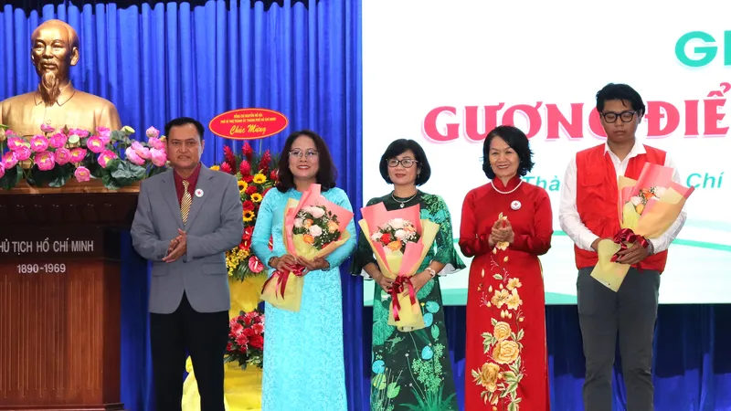 Chủ tịch Trung ương Hội Chữ thập đỏ Việt Nam Bùi Thị Hòa tặng hoa cảm ơn các tập thể, cá nhân tiêu biểu đóng góp cho phong trào Chữ thập đỏ tại TPHCM