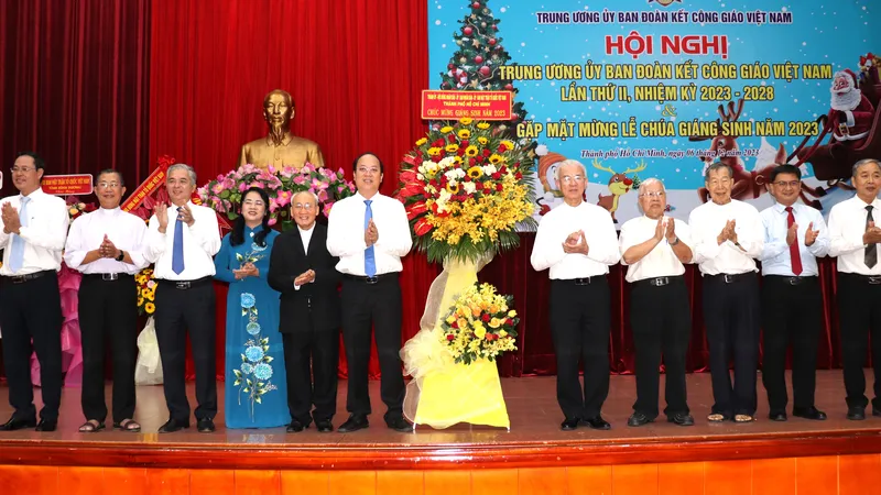 Phó Bí thư Thành ủy TPHCM Nguyễn Hồ Hải tặng hoa của Thành ủy, HĐND, UBND, Ủy ban MTTQ Việt Nam TPHCM chúc mừng Giáng sinh năm 2023