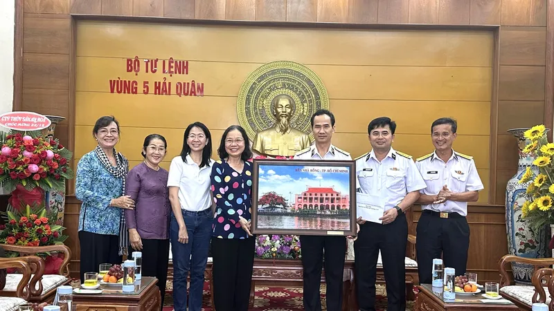 Đoàn công tác Tiểu Ban công tác cán bộ nữ TPHCM thăm, tặng quà cho cán bộ, chiến sĩ Bộ Tư lệnh Vùng 5 Hải quân tại huyện Phú Quốc