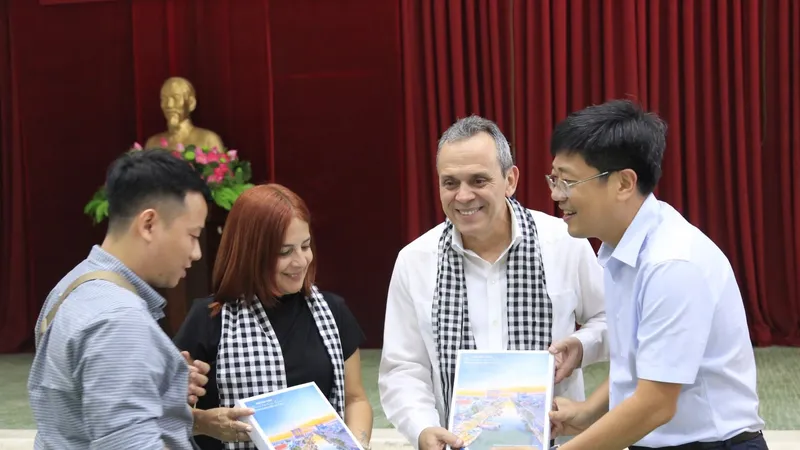 Chủ tịch UBND quận 8 Trần Thanh Tùng trao quà kỷ niệm đến các đại biểu đoàn y tế công cộng Cuba