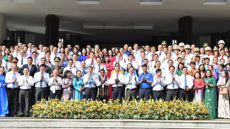 Chủ tịch nước Võ Văn Thưởng cùng các đại biểu tiêu biểu chụp ảnh lưu niệm tại chương trình sáng 6-9. Ảnh VIỆT DŨNG