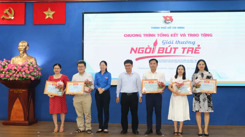 Trưởng Ban Dân vận Thành ủy TPHCM Nguyễn Mạnh Cường và Bí thư Thành đoàn TPHCM Phan Thị Thanh Phương trao giải A đến các tác giả, nhóm tác giả đạt Giải thưởng "Ngòi bút trẻ" năm 2023