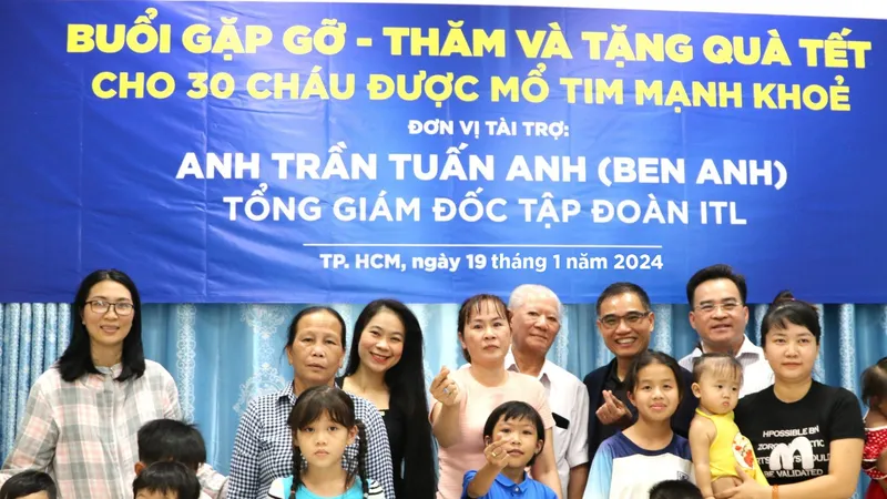 Niềm vui của trẻ mắc bệnh tim bẩm sinh khi nhận được phần quà tết ấm áp