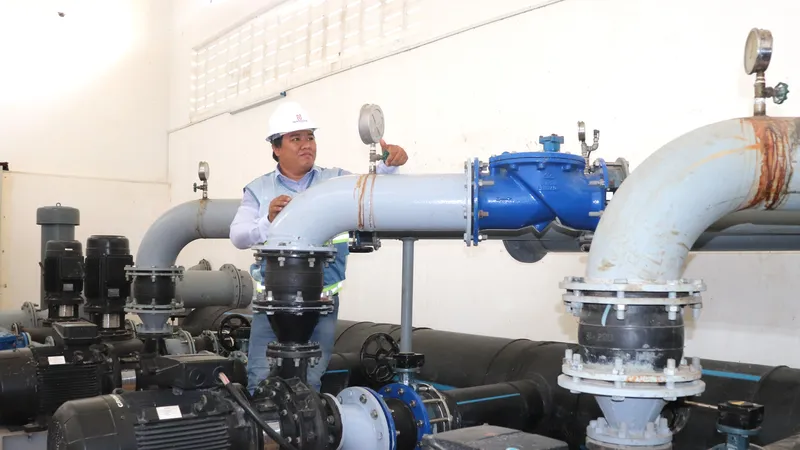 Nhân viên nhà máy nước Thạnh Lộc kiểm tra máy móc tại nhà máy