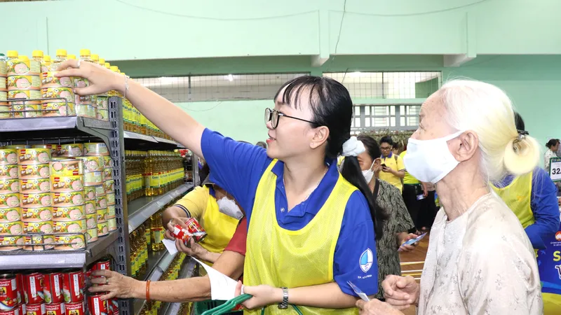 Người dân khó khăn trong niềm vui sắm tết tại Siêu thị mini 0 đồng sáng 24-1