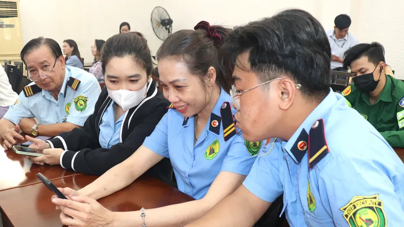 Đoàn viên Công đoàn tìm hiểu mua mua sắm tết trực tuyến tại website Cooponline.vn ngày 25-1
