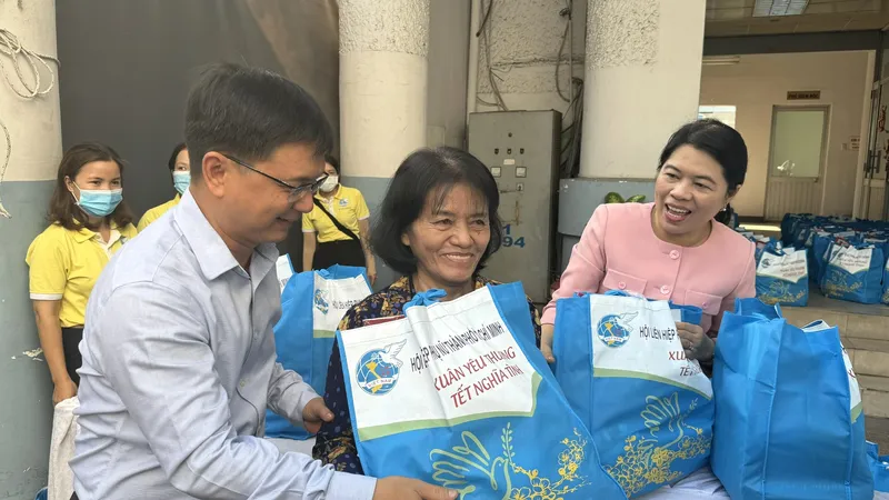 Trưởng ban Dân vận Thành ủy TPHCM Nguyễn Mạnh Cường trao quà phụ nữ khó khăn dịp tết