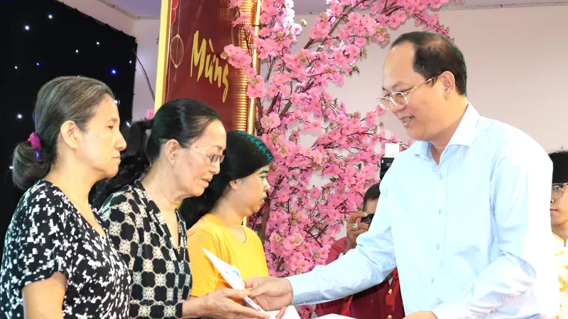 Phó Bí thư Thường trực Thành ủy TPHCM Nguyễn Hồ Hải trao quà tết đến người khuyết tật tham gia chương trình Cây mùa xuân