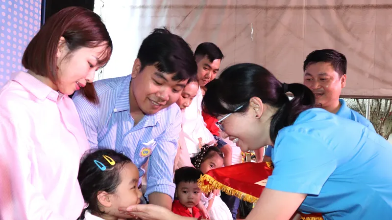 Chủ tịch Liên đoàn Lao động TPHCM Trần Thị Diệu Thúy tặng quà và chúc tết gia đình công nhân tham gia chương trình "Tết sum vầy"