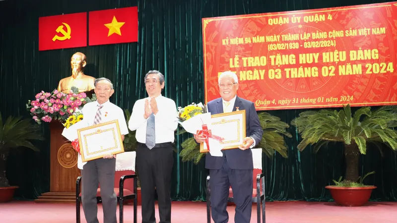 Phó Bí thư Thành ủy, Trưởng Ban Tổ chức Thành ủy TPHCM Nguyễn Phước Lộc chúc mừng các đảng viên nhận Huy hiệu 65 năm tuổi Đảng tại quận 4