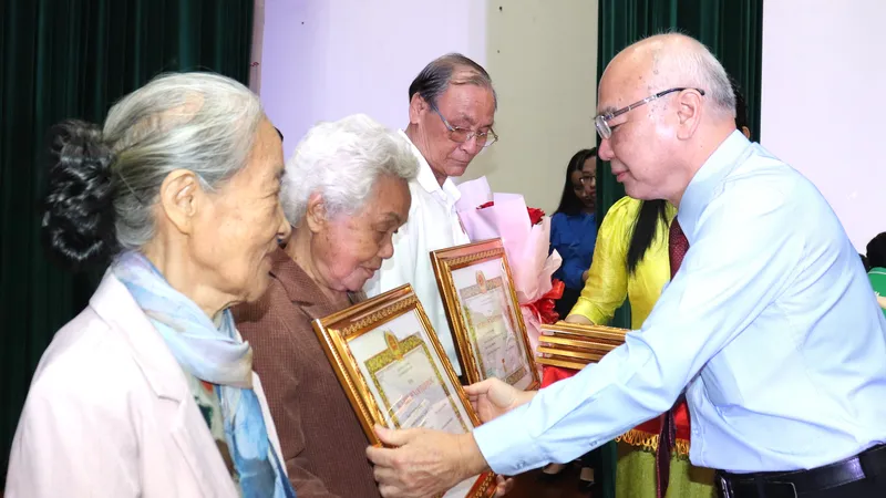 Trưởng Ban Tuyên Giáo Thành ủy TPHCM Phan Nguyễn Như Khuê trao Huy hiệu 55 năm tuổi Đảng đến các đảng viên tại quận 8