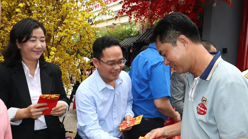 Phó Trưởng Ban Thường trực Ban Dân vận Thành ủy TPHCM Nguyễn Thị Bạch Mai và Phó Chủ tịch Ủy ban MTTQ Việt Nam TPHCM Phạm Minh Tuấn gửi quà và lời chúc bình an đến công nhân về quê trên "Chuyến xe mùa xuân"
