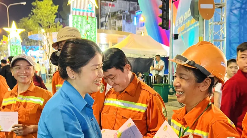 Chủ tịch LĐLĐ quận 1 Trương Thị Minh Dung tặng quà, chúc mừng năm mới công nhân vệ sinh trực làm nhiệm vụ đêm 30 tết tại đường hoa Nguyễn Huệ