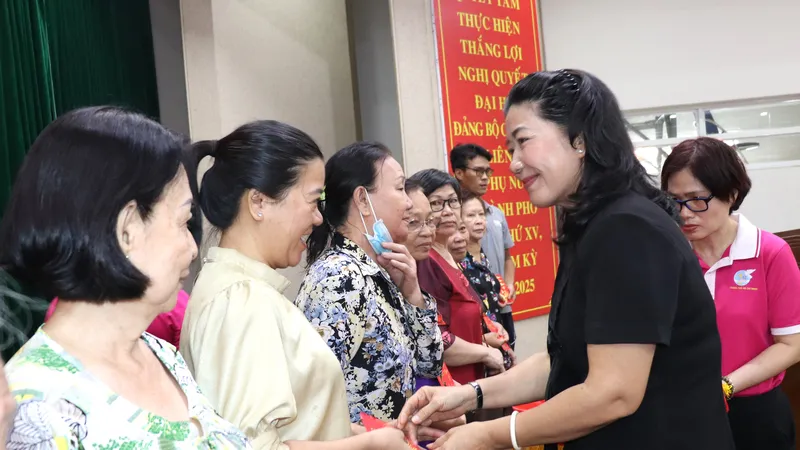 Phó Trưởng Ban Thường trực Ban Dân vận Thành ủy TPHCM Nguyễn Thị Bạch Mai trao quà chăm lo phụ nữ người Việt gốc Hoa tại buổi họp mặt