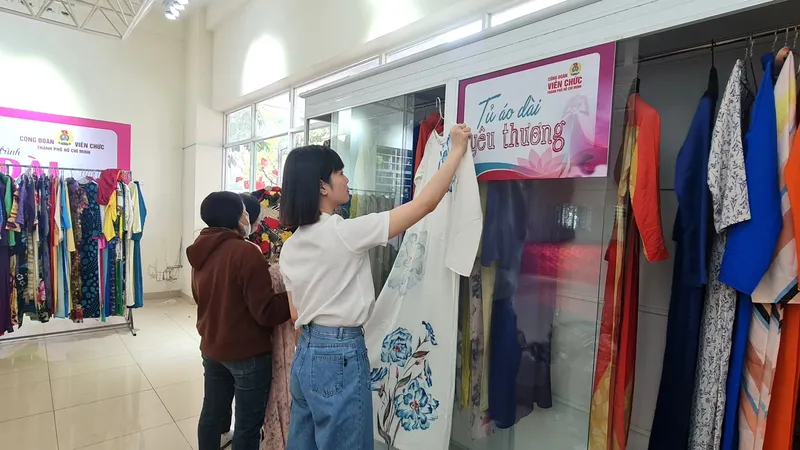 Tủ "Áo dài yêu thương" được công đoàn Viên chức TPHCM thực hiện để tặng áo dài nữ công nhân lao động khó khăn