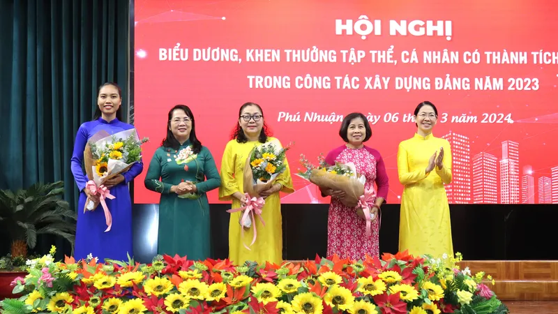 Đồng chí Trần Kim Yến và đồng chí Phan Thị Thanh Phương biểu dương các điển hình tiêu biểu trong công tác Xây dựng Đảng năm 2023