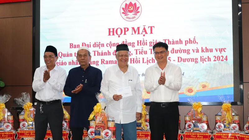 Trưởng ban Dân vận Thành ủy TPHCM Nguyễn Mạnh Cường trao quà chúc mừng Ban Đại diện cộng đồng Hồi giáo TPHCM