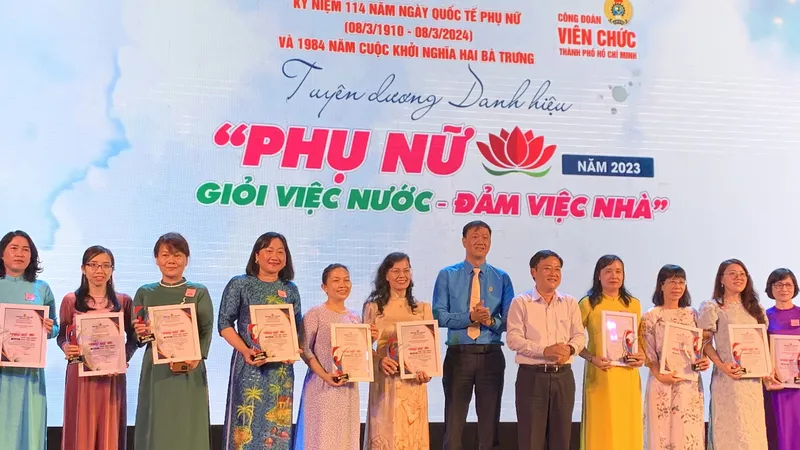 Phó Chủ tịch LĐLĐ TPHCM Phùng Thái Quang và Chủ tịch Công đoàn Viên chức TPHCM Lương Tuấn Anh tuyên dương gương “Giỏi việc nước - Đảm việc nhà” năm 2023
