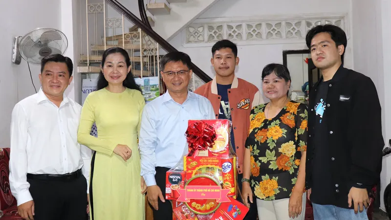 Trưởng Ban Dân vận Thành ủy TPHCM Nguyễn Mạnh Cường cùng đoàn thăm gia đình bà Đỗ Thị Phương Anh và các sinh viên Lào