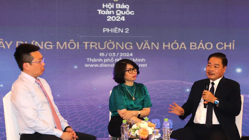 Các đại biểu thảo luận về vấn đề Xây dựng môi trường văn hóa báo chí