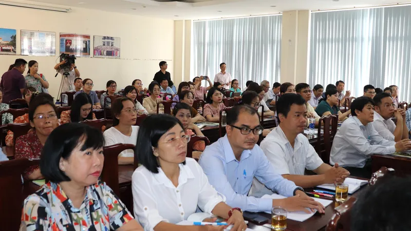 Thành viên tổ công tác điều tra dân số và nhà ở giữa kỳ năm 2024 trên địa bàn TPHCM tham gia tập huấn