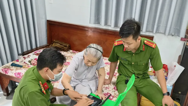 Đến nhà hỗ trợ người dân làm CCCD