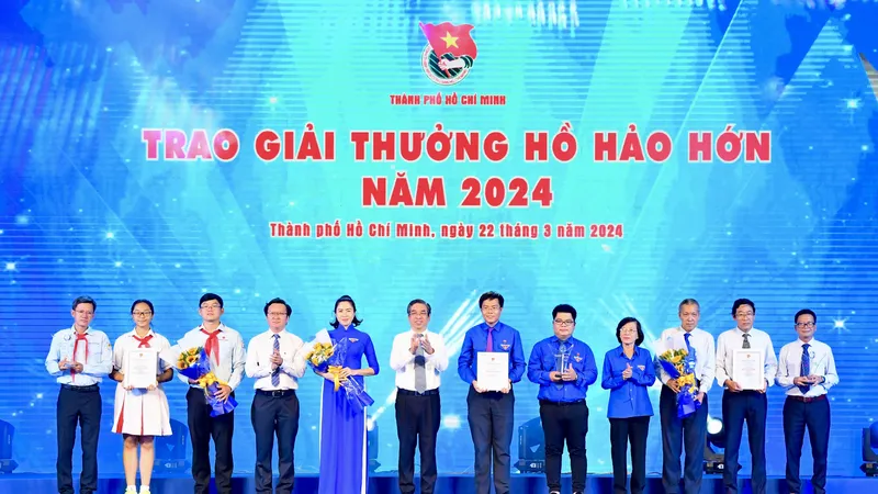 Phó Bí thư Thành ủy TPHCM Nguyễn Phước Lộc chúc mừng các tập thể đạt Giải thưởng Hồ Hảo Hớn năm 2024. Ảnh: VIỆT DŨNG