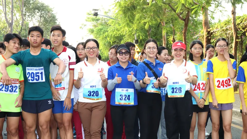 Các vận động viên phấn khởi trước vạch xuất phát “Ngày chạy Olympic vì sức khỏe toàn dân” do UBND quận Phú Nhuận phát động 