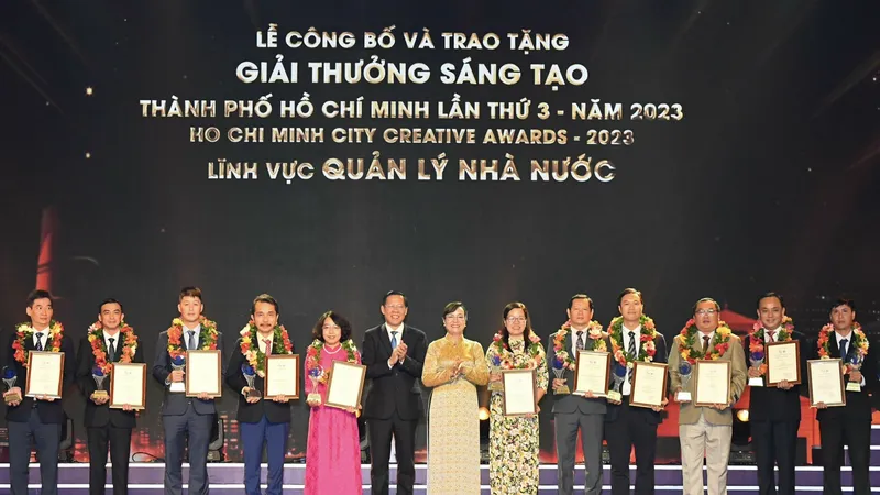 Chủ tịch UBND TPHCM Phan Văn Mãi và nguyên Chủ tịch HĐND TPHCM Nguyễn Thị Quyết Tâm trao Giải thưởng Sáng tạo TPHCM lần 3 đến các tập thể, cá nhân. Ảnh: VIỆT DŨNG