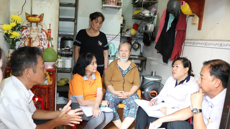 Đoàn thực hiện phúc tra, khảo sát tại hộ bà Phạm Thị Hồng, ngụ hẻm 105 đường Cao Thắng, phường 17, quận Phú Nhuận