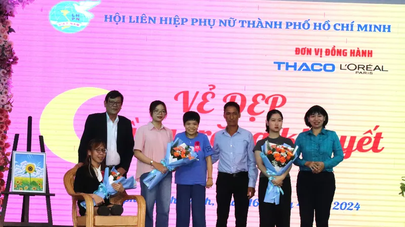 Phó Chủ tịch Hội LHPN TPHCM Trần Thị Phương Hoa trao hoa biểu dương các gương phụ nữ khuyết tật tiêu biểu 