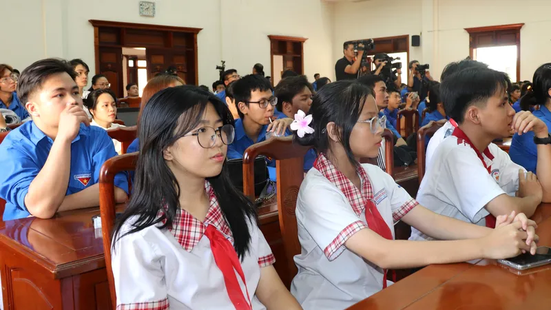 Các em học sinh lắng nghe những chia sẻ, ký ức của những cô chú trực tiếp tham gia chiến đấu tại mặt trận Điện Biên Phủ 70 năm trước