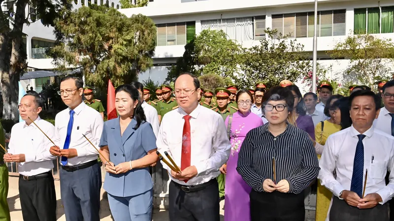 Phó Bí thư Thường trực Thành ủy TPHCM Nguyễn Hồ Hải cùng các thành viên đoàn thành kính dâng hương tưởng nhớ đồng chí Trần Phú. Ảnh: VIỆT DŨNG